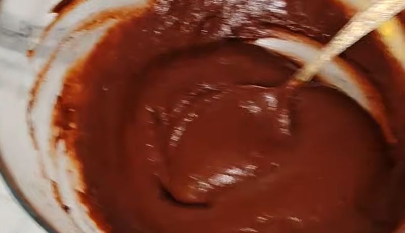طرز تهیه کیک شکلاتی تابه ای در ۲۰ دقیقه فقط با یک تخم مرغ
