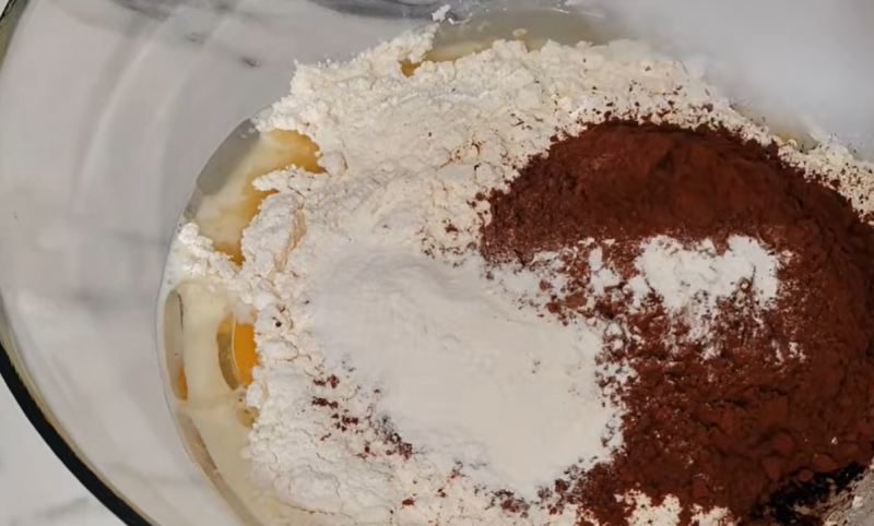 طرز تهیه کیک شکلاتی تابه ای در ۲۰ دقیقه فقط با یک تخم مرغ