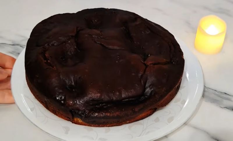 طرز تهیه کیک شکلاتی تابه ای در ۲۰ دقیقه فقط با یک تخم مرغ