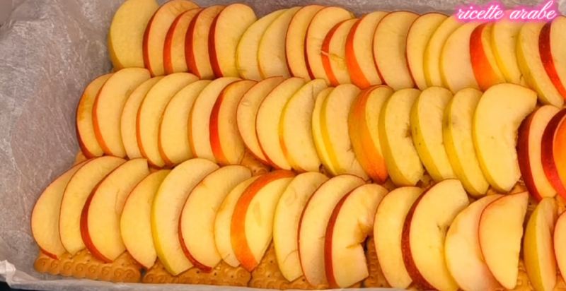 طرز تهیه پای سیب سریع و ارزان با بیسکوییت و سیب