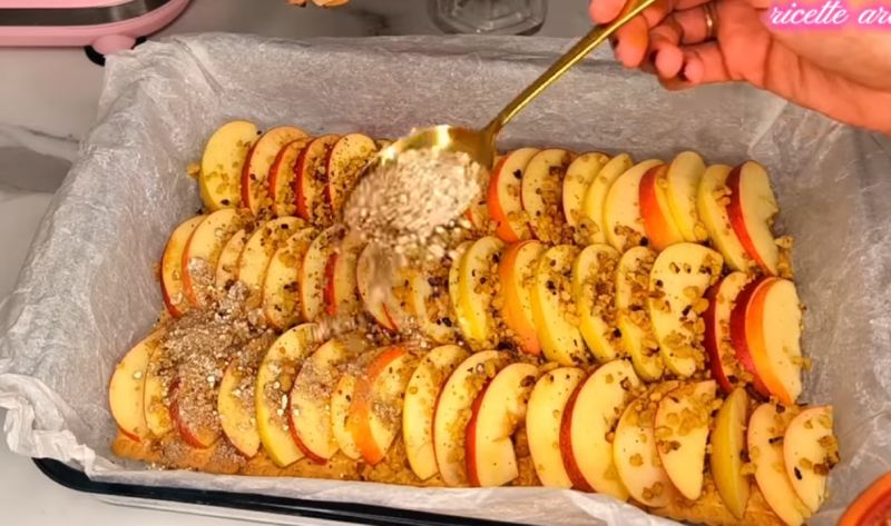 طرز تهیه پای سیب سریع و ارزان با بیسکوییت و سیب