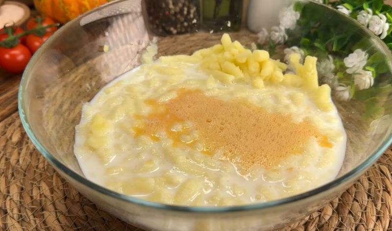 طرز تهیه پیتزای مرغ و قارچ تابه ای با سیب زمینی تخم مرغ
