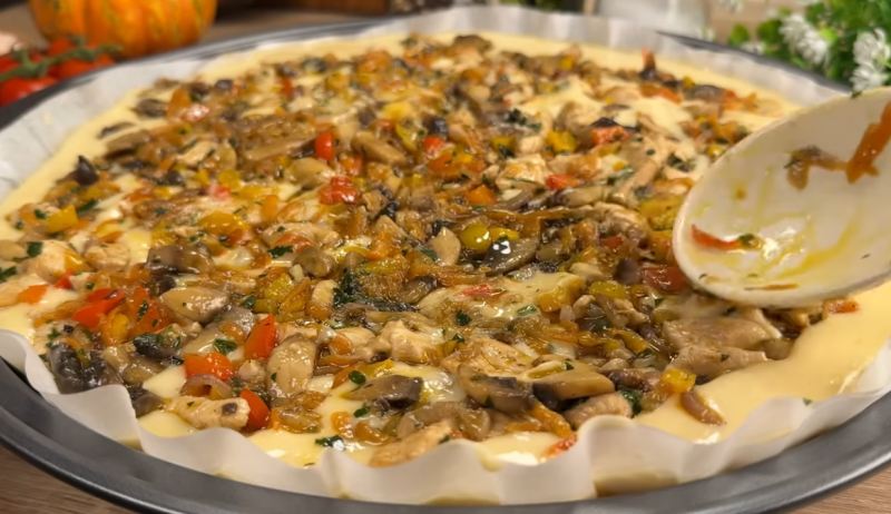 طرز تهیه پیتزای مرغ و قارچ تابه ای با سیب زمینی تخم مرغ