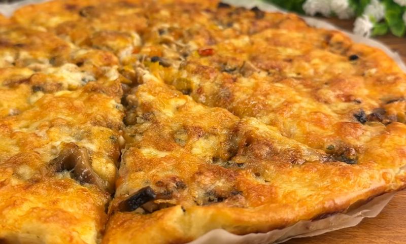 طرز تهیه پیتزای مرغ و قارچ تابه ای با سیب زمینی تخم مرغ