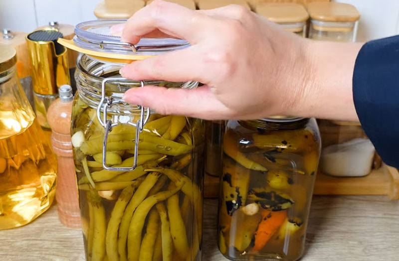 طرز تهیه ۲ مدل ترشی فلفل ۱۰ دقیقه ای بدون تلخی! کبابی و ساده