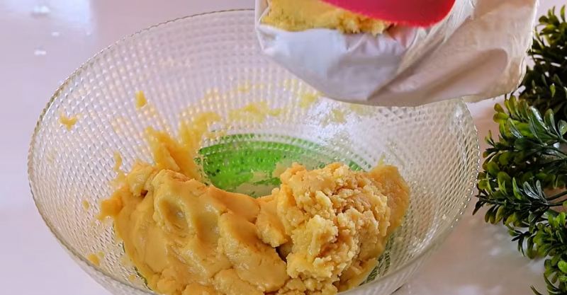 طرز تهیه ۵۰ عدد بیسکویت ترد برای چای عصرانه بدون نیاز به تخم مرغ