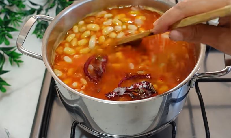 طرز تهیه فاسولیه خوراک لوبیا سفید لعاب دار ترکی