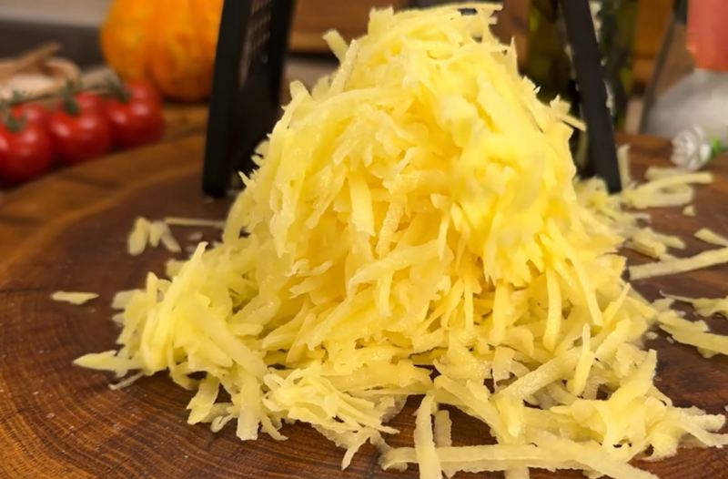 طرز تهیه پیتزا مخلوط سریع و ارزان با سیب زمینی و شیر