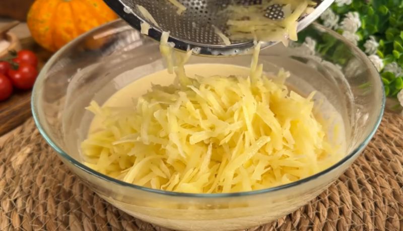 طرز تهیه پیتزا مخلوط سریع و ارزان با سیب زمینی و شیر