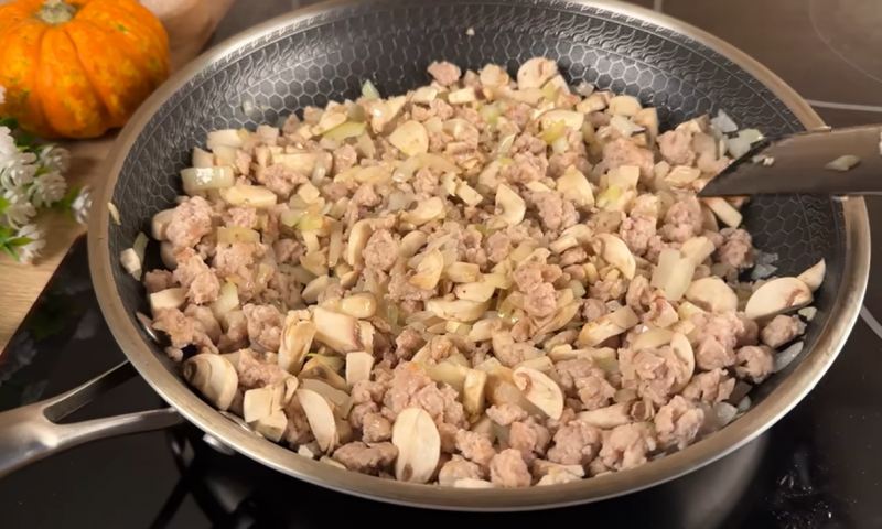 طرز تهیه پیتزا مخلوط سریع و ارزان با سیب زمینی و شیر