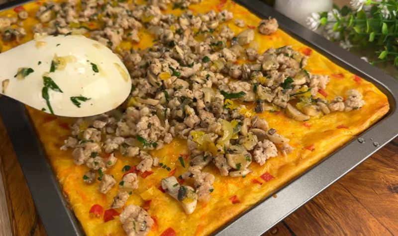 طرز تهیه پیتزا مخلوط سریع و ارزان با سیب زمینی و شیر
