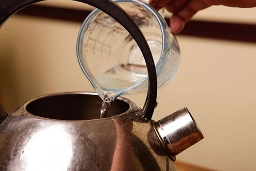 ۲ ترفند آسان برای از بین بردن گچ کتری و سماور