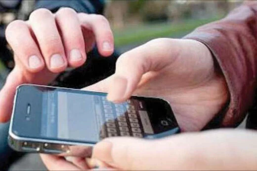 آیا حق چک کردن گوشی موبایل همسرم را دارم؟