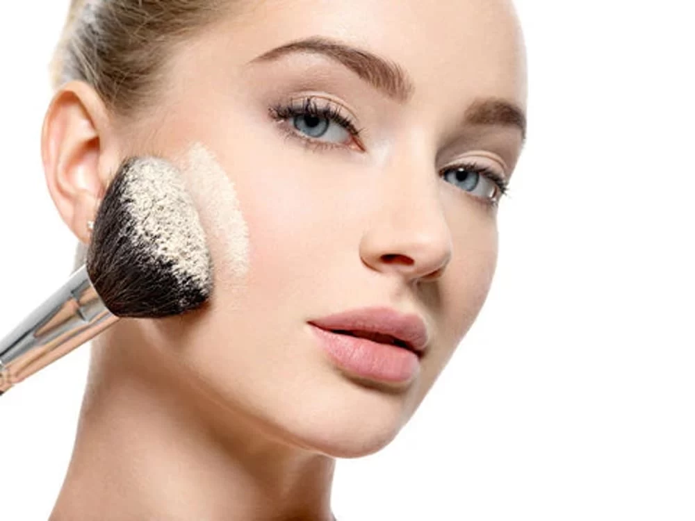 پودر بچه برای صورت؛ معجزه ای برای نرمی، مات شدن و کنترل عرق