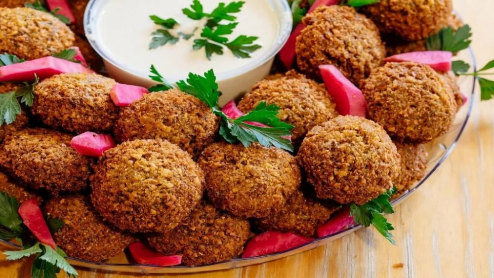 طرز تهیه ساندویچ فلافل سوری با سس مخصوص: راز تردی و طعم بی نظیر