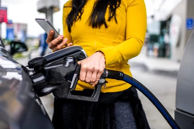 ۱۳ اشتباه خطرناک در پمپ بنزین که باید فورا ترک کنید
