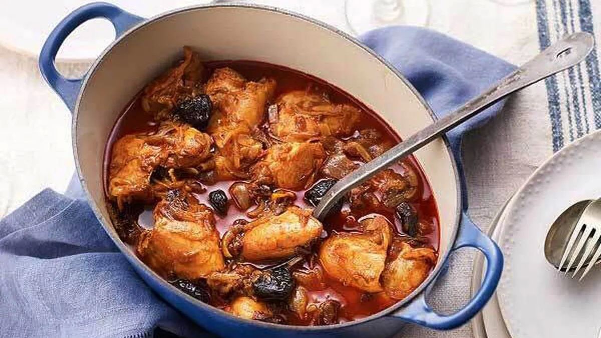 طرز تهیه خورشت مرغ و آلو به سبک شمالی ها ؛ یک غذای ملس و مجلسی برای مهمانی