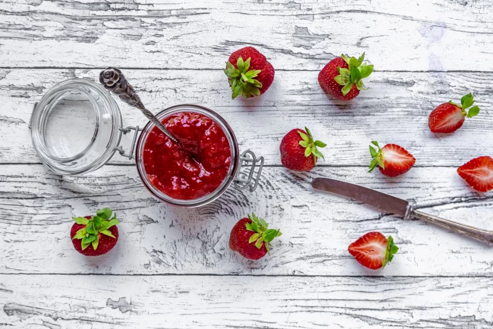 مراحل تهیه مارمالاد توت فرنگی