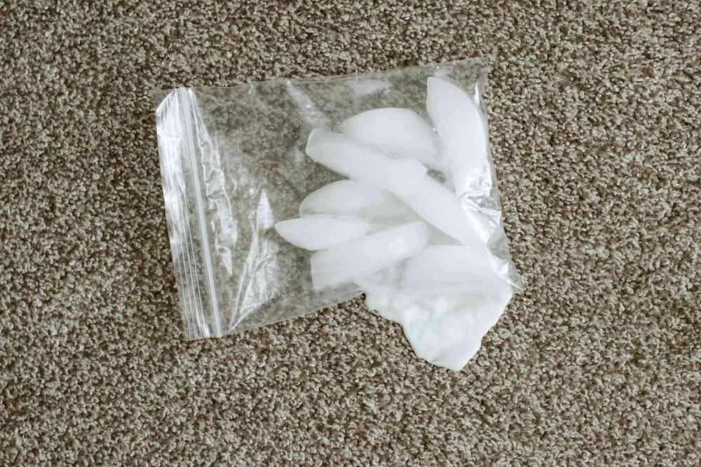 پاک کردن موم شمع با سرما