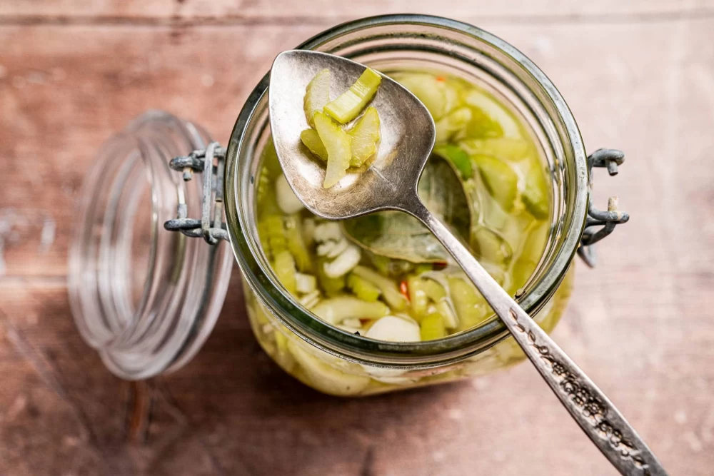 مراحل تهیه ترشی کرفس و هویج