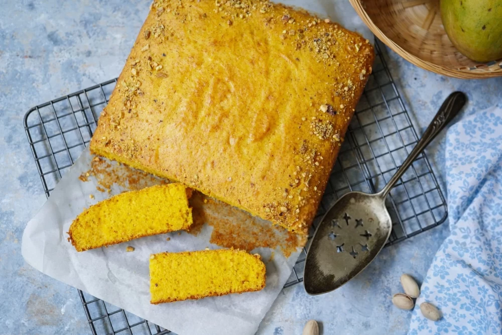 مراحل تهیه کیک زعفرانی با ماست