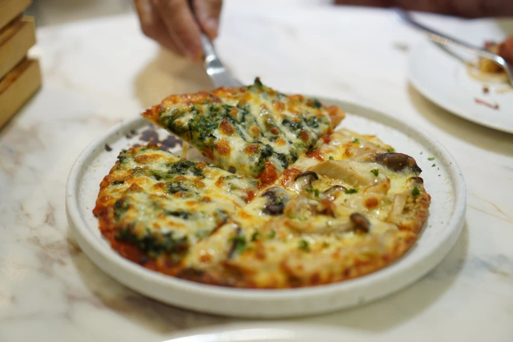 طرز تهیه پیتزا مرغ و اسفناج