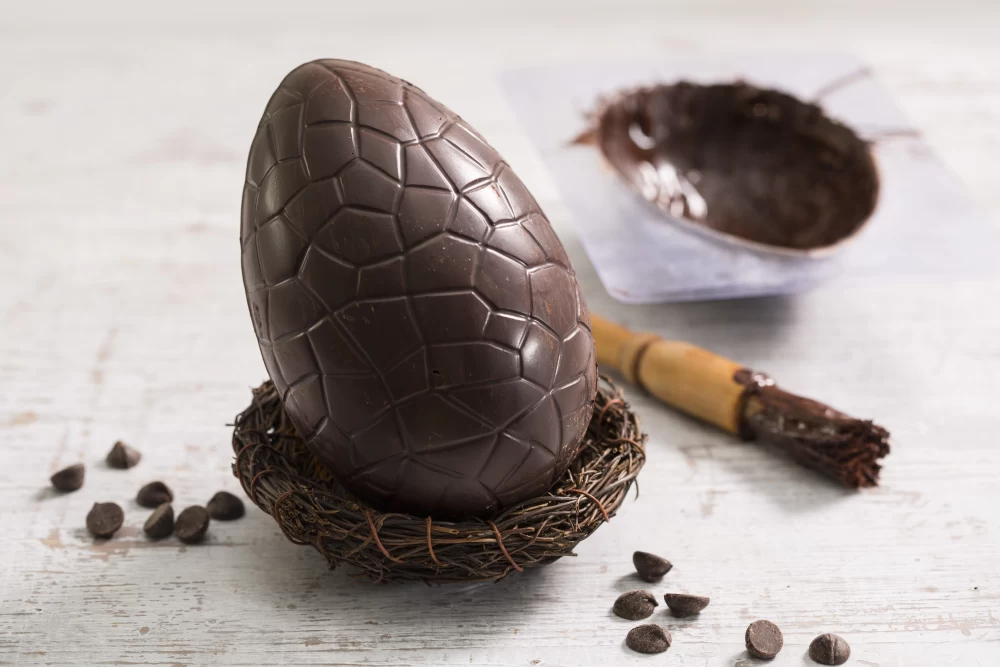 مراحل تهیه شکلات تخم مرغی