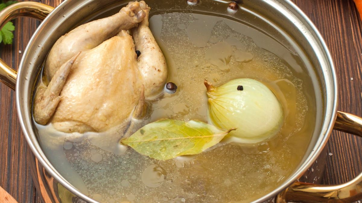 نگهداری آب مرغ در یخچال