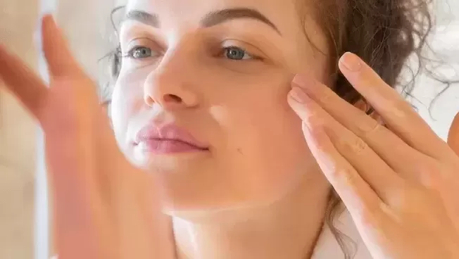 قبل از خواب به صورت وازلین بزنیم یا نه ؟