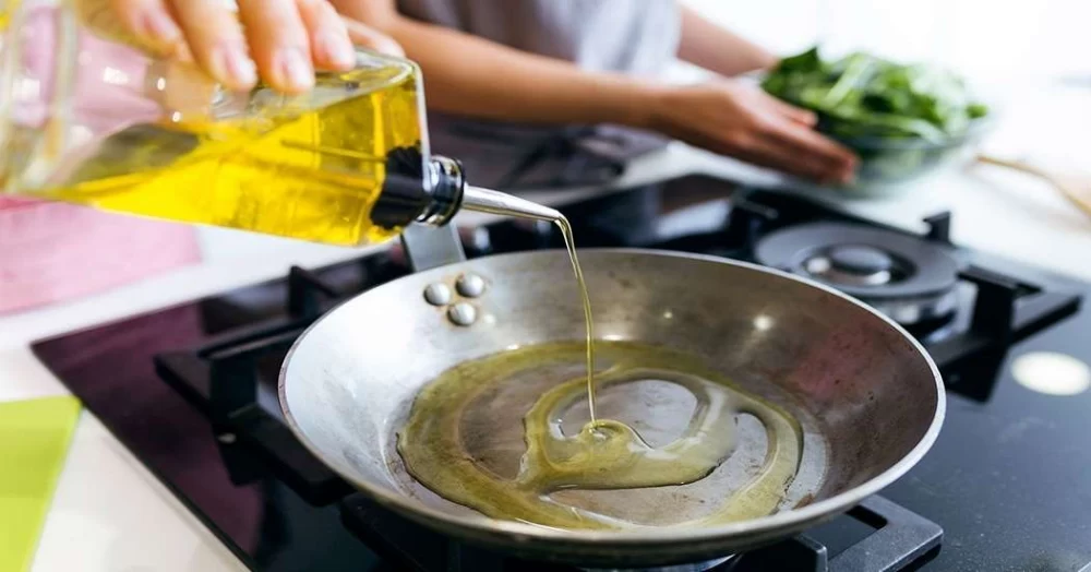 صدای ریختن روغن از بطری