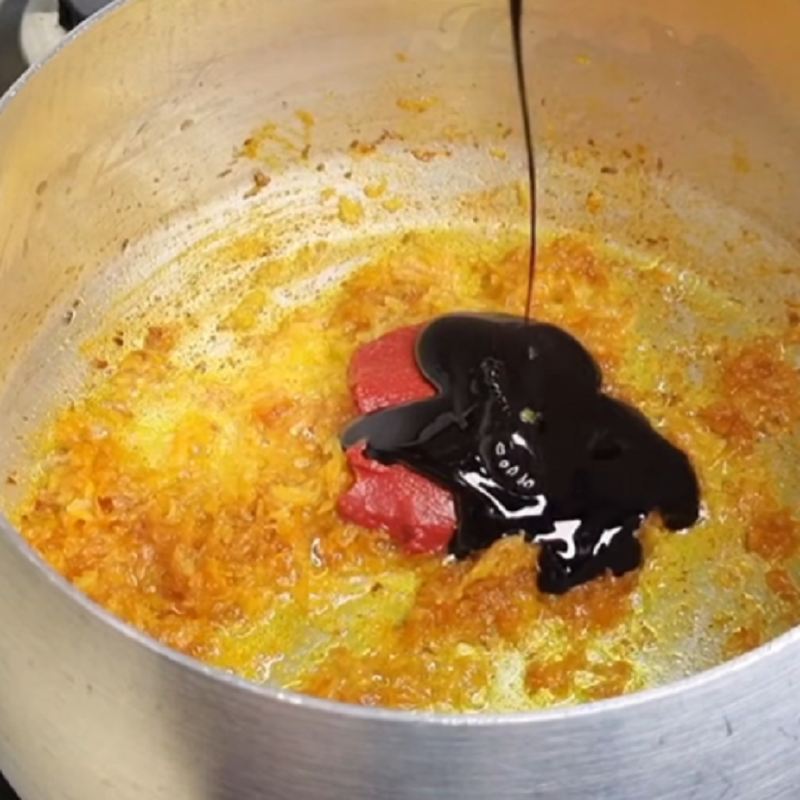 اضافه کردن ادویه و رب خورشت