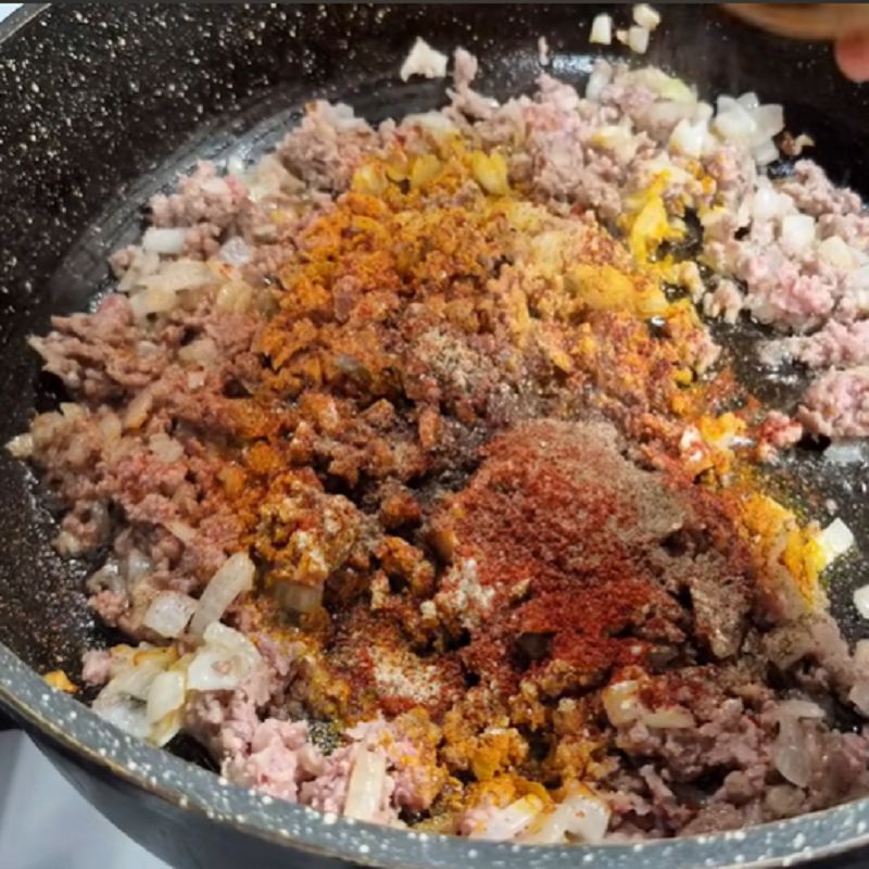 آماده کردن پیاز و گوشت