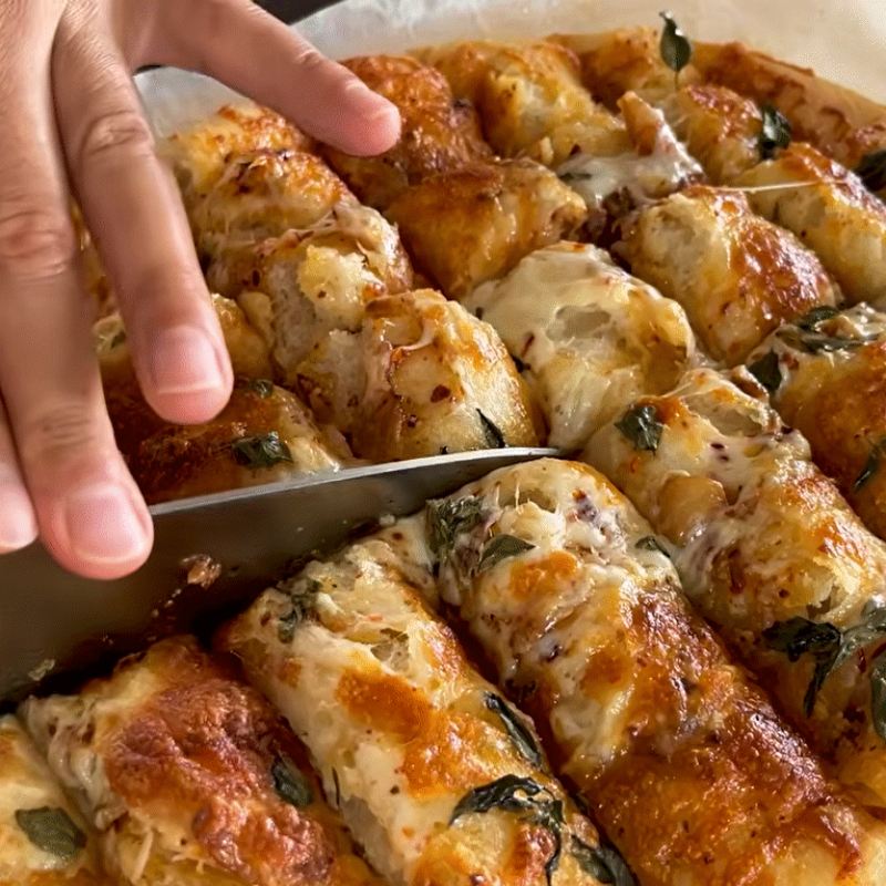 طرز تهیه نان سیر پنیری کش دار