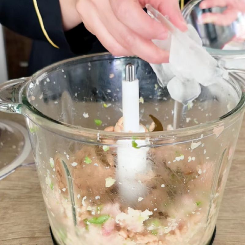 بخشی از یخ و نمک را به مواد اضافه کنید