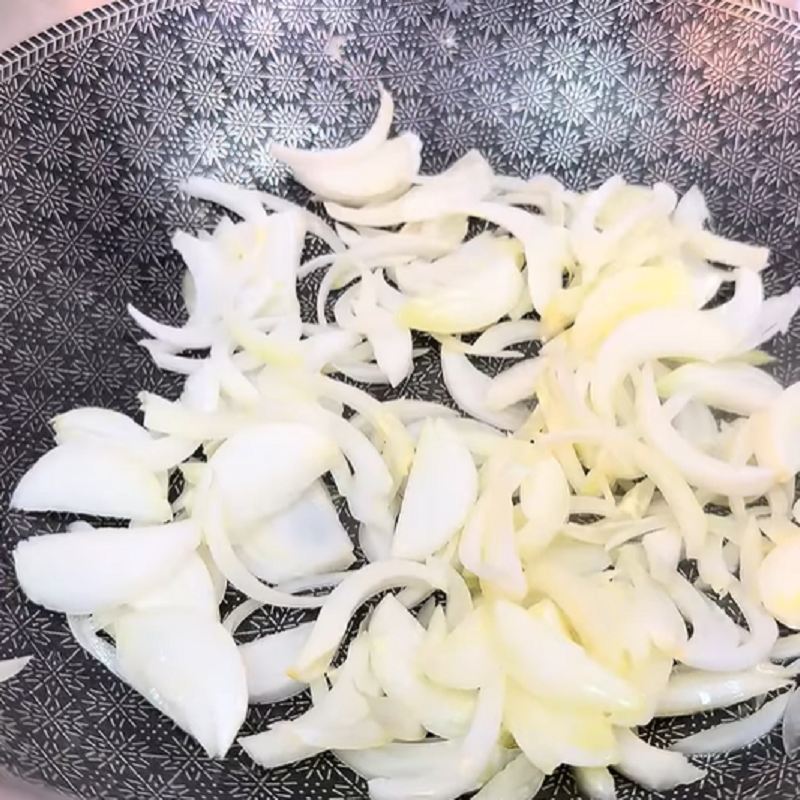 پیاز را به صورت ژولین خرد کنید