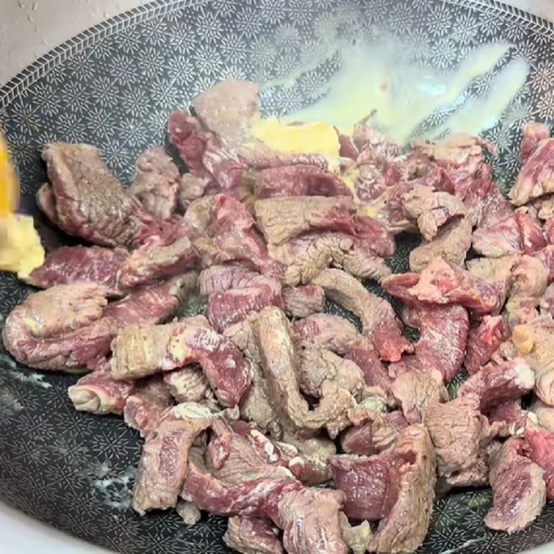 گوشت را با حرارت بالا تفت دهید