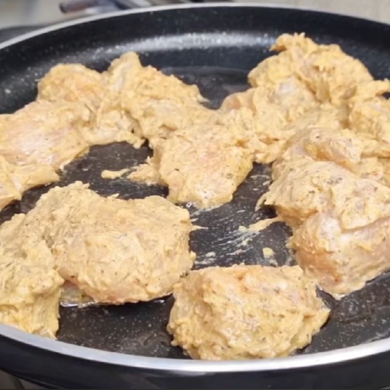 مرغ مزه دارشده را سرخ کنید