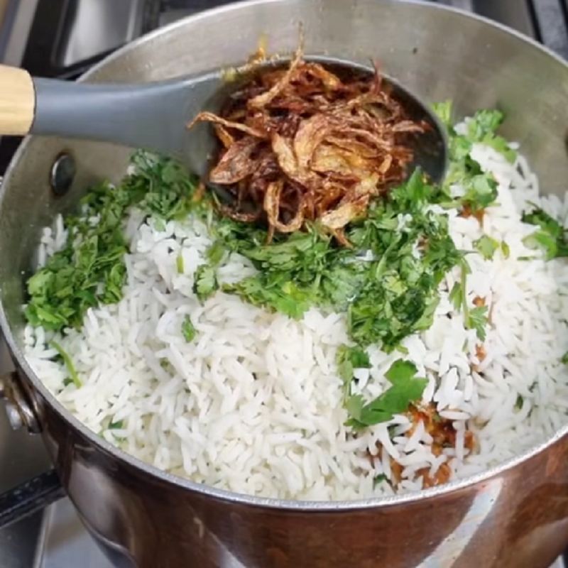 مقداری پیاز چیپسی یا پیاز داغ و گشنیز تازه اضافه کنید
