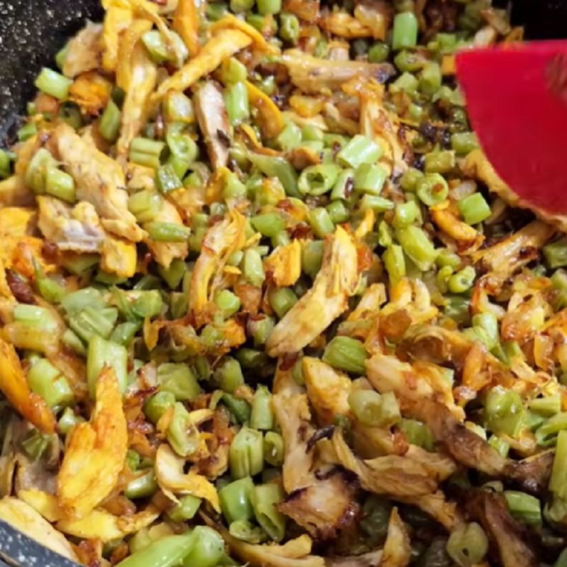 لوبیا سبز سرخ شده را اضافه کنید