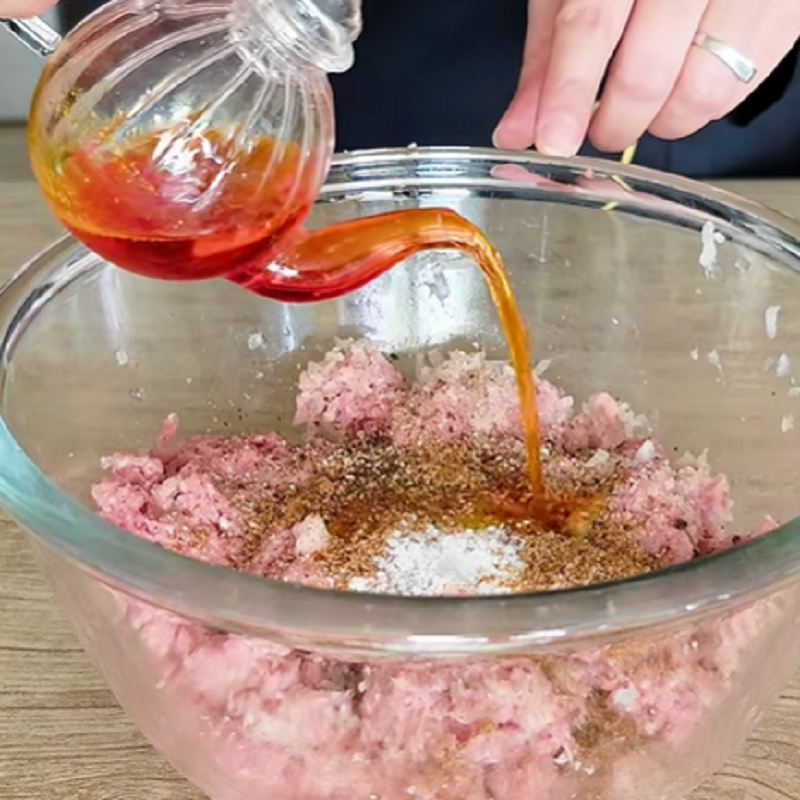 اضافه کردن ادویه ها به گوشت