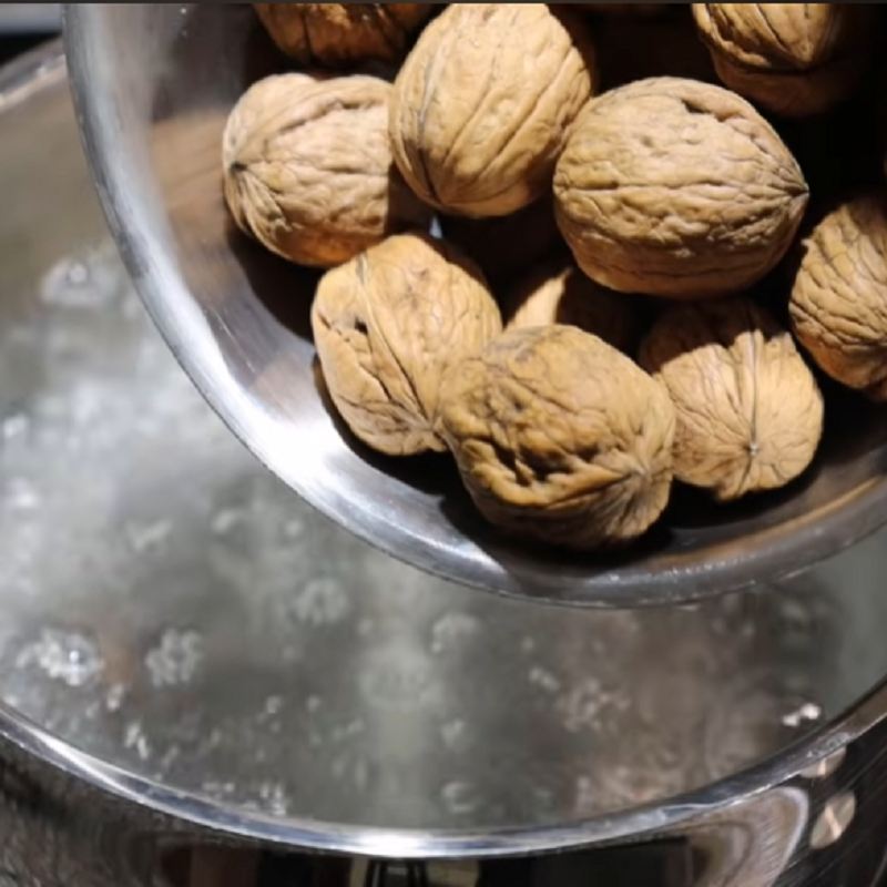 جوشاندن گردو در آب جوش