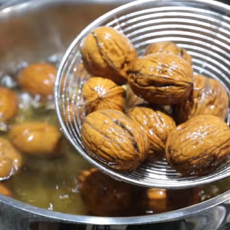 گردوها را از آب خارج کنید