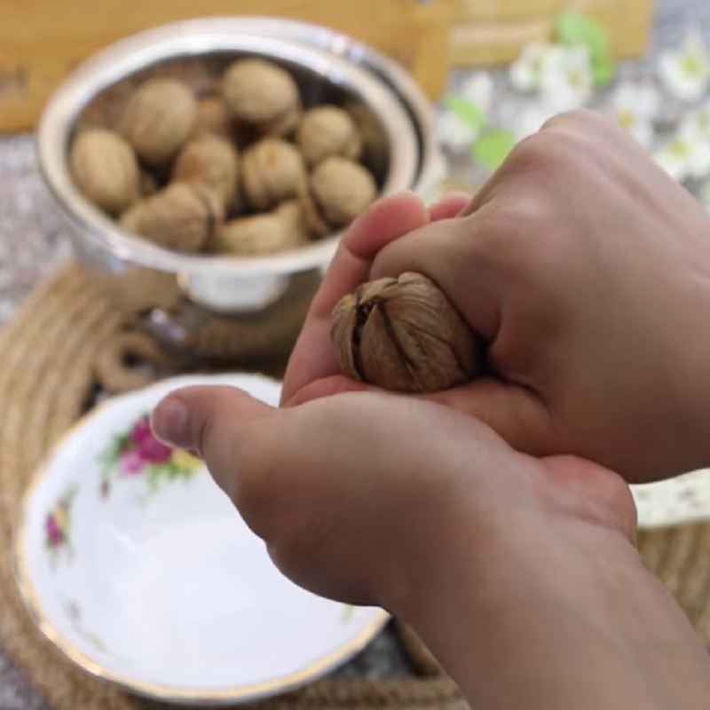 پوست گردو را بشکنید