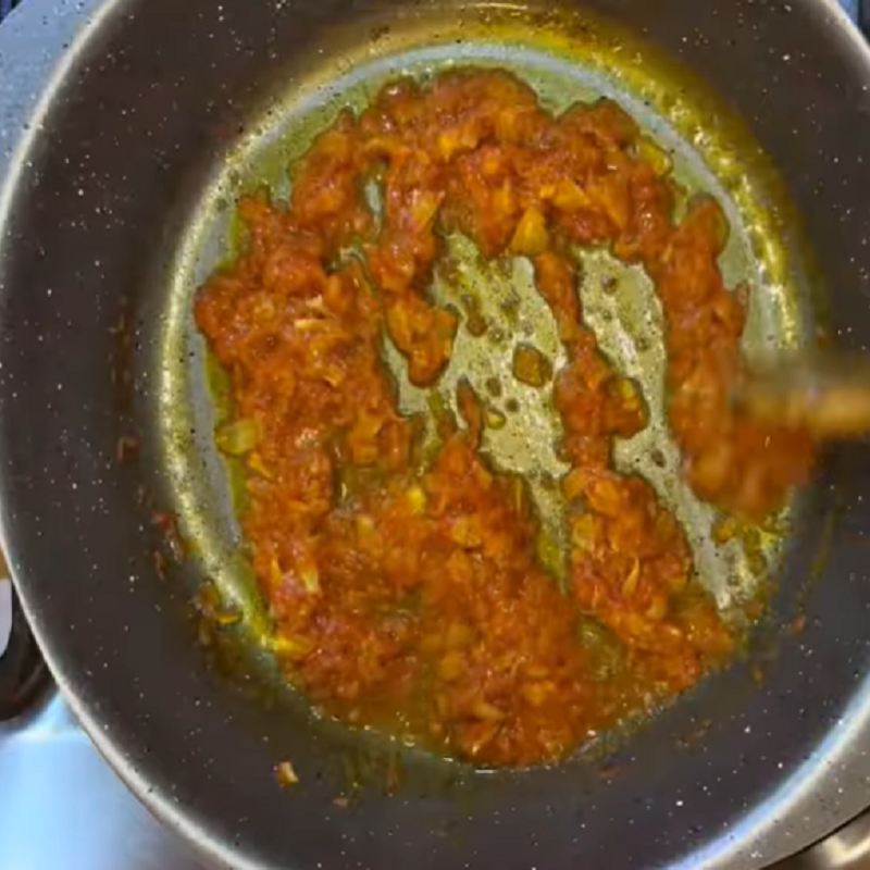 اضافه کردن گوجه و رب