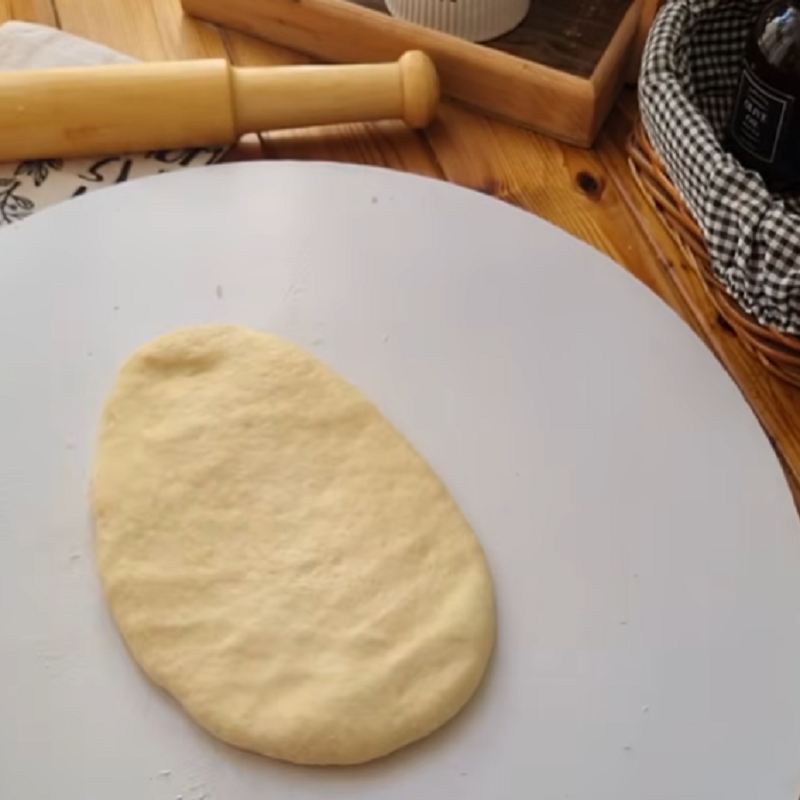 سطح کار را کمی آردپاشی کنید و خمیر را روی آن قرار دهید
