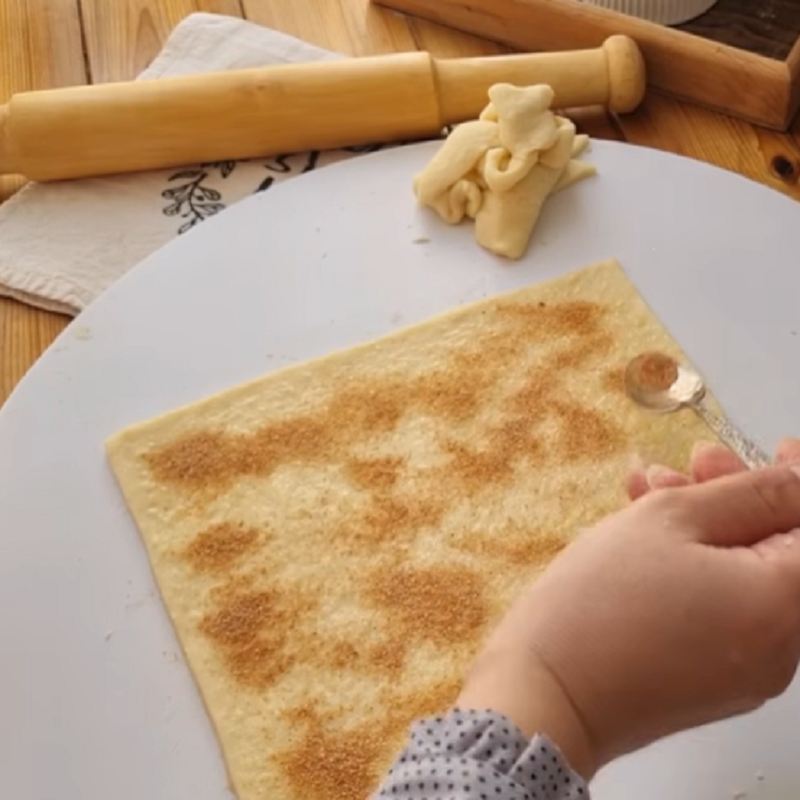 مقداری شکر و پودر دارچین روی خمیر بپاشید