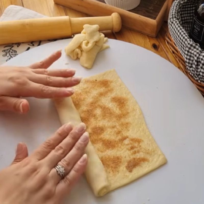 خمیر را از یک طرف به صورت محکم و نسبتاً سفت رول کنید