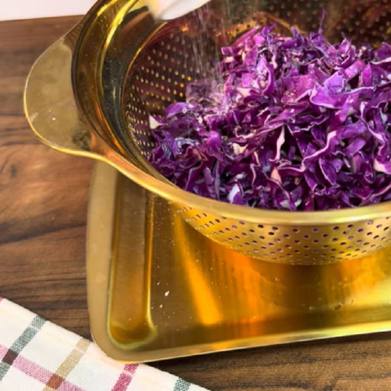 مقداری نمک به کلم اضافه کنید