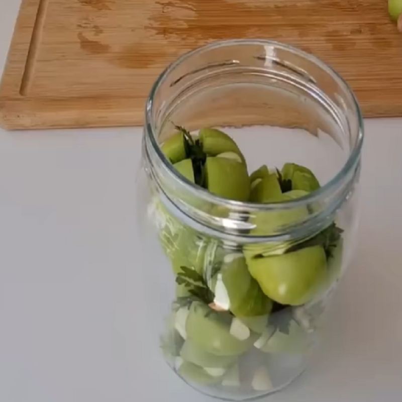سپس گوجه های آماده شده را داخل آن بچینید