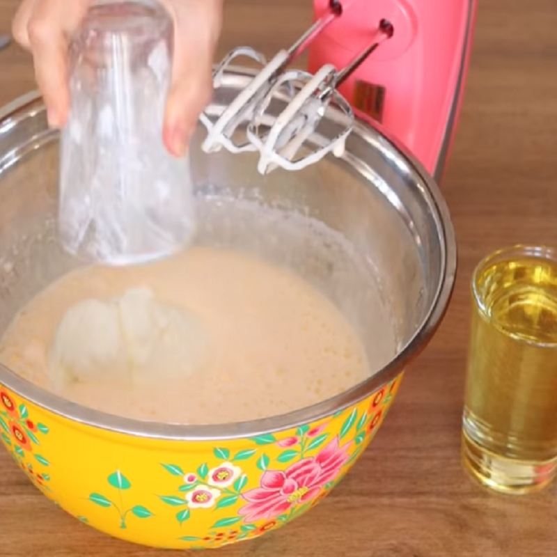 سپس یک پیمانه ماست و یک پیمانه روغن مایع را اضافه کنید